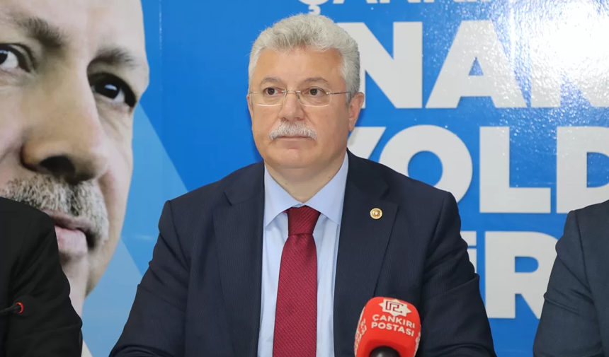 AK Parti'de mevcut grup yönetimi güven tazeledi: Akbaşoğlu yeniden seçildi