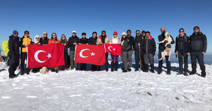 Ilgaz Dağı zirvesine zorlu tırmanışı başarı ile tamamladılar