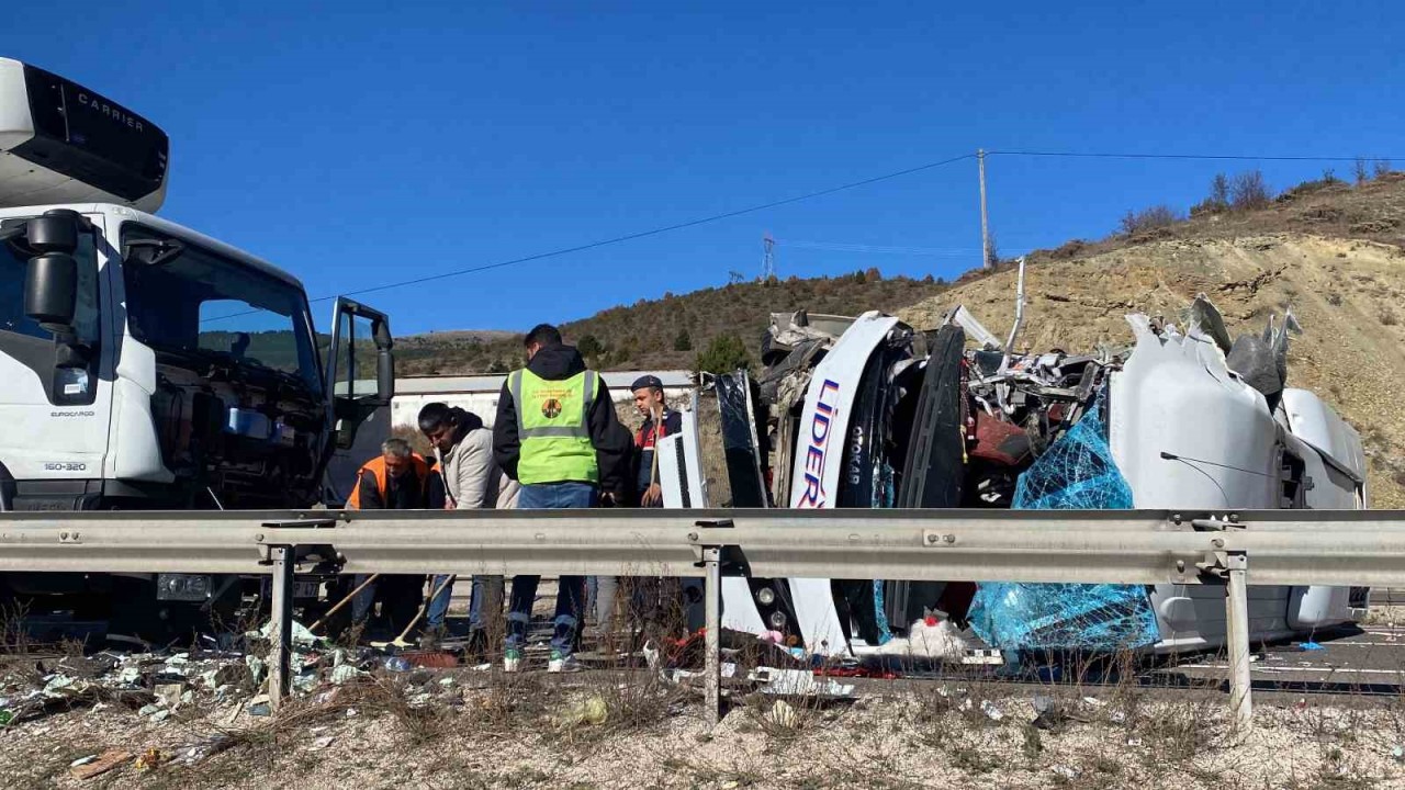 Çankırı D100 karayolunda 3 araç birbirine girdi: 14 yaralı