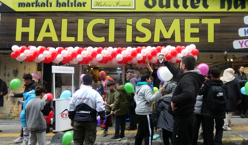 Türkiye’yi gezen örümcek adam halının içinden çıktı