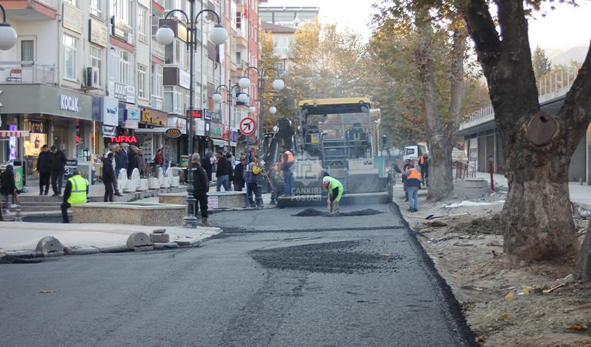 Çankırı'da kent meydanı çalışmalarında bozulan sokağa sıcak asfalt atıldı