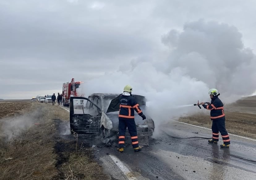 Çankırı'da alevlere teslim olan hafif ticari küle döndü