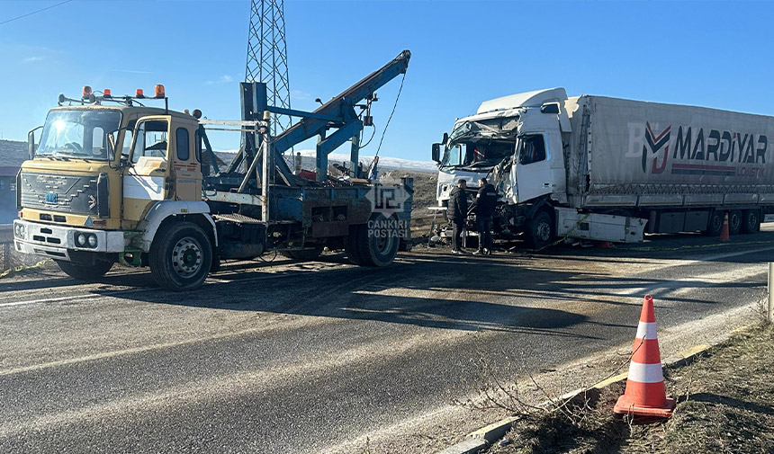 Çankırı’da kaza mahallinden tırları çekmek uzun saatler aldı