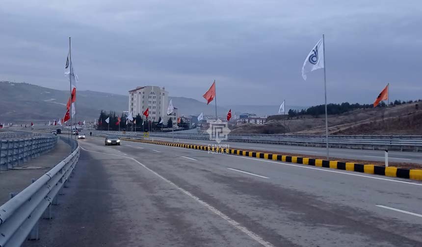 Cevre Yolu Bayraklarla Donatıldi Hi