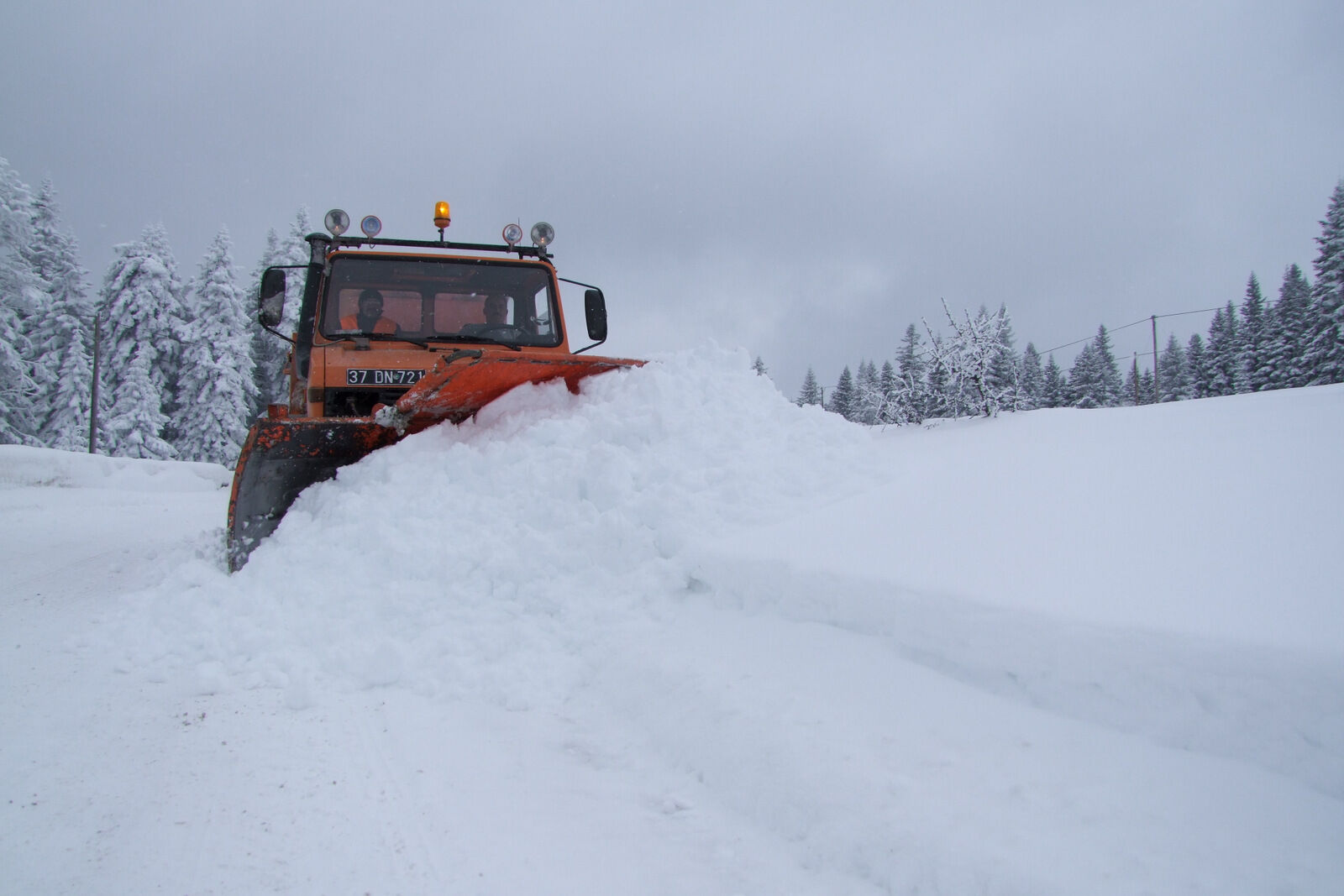 Ilgaz Dağı'nda kar mücadelesi aralıksız devam ediyor