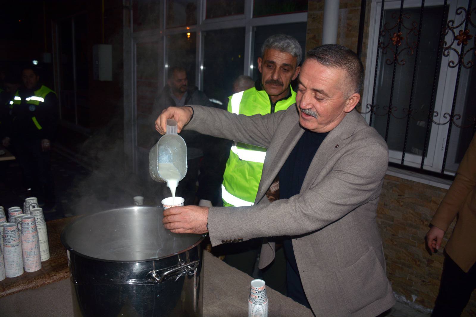 Miraç kandilinde süt ve lokum ikramı