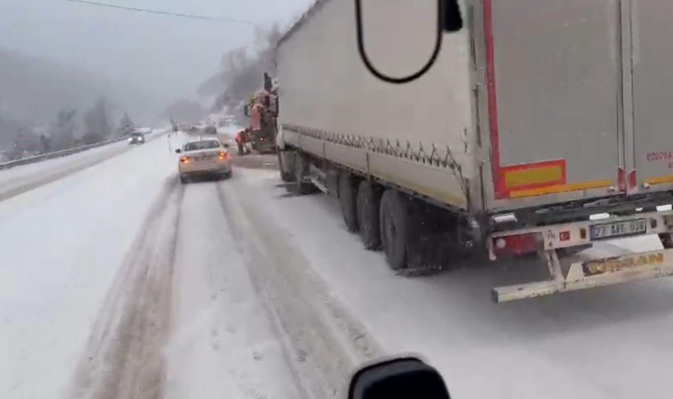 Ilgaz Dağı’nda ağır tonajlı araçlar yolda kaldı