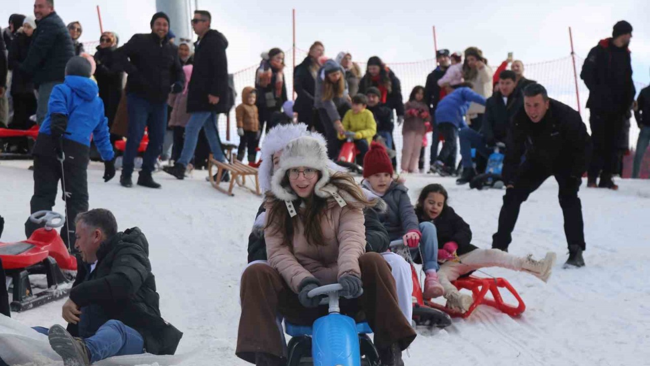 Yarıyıl tatilinin son gününde Ilgaz Dağı’nda kayarak eğlendiler