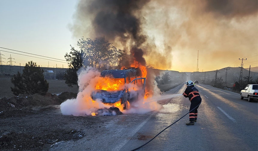 Çankırı'da seyir halindeki minibüs alev topuna dönüştü