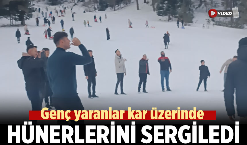 Genç yaranlar karlar üzerinde hünerlerini sergiledi