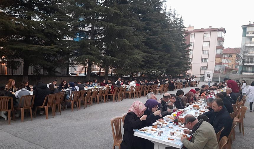 Öğretmen ve öğrenciler iftar sofrasında bir araya geldi