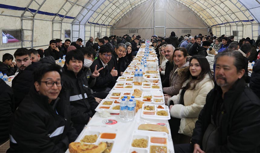 Başkan Esen orucunu iftar çadırında vatandaşlar ile birlikte açtı