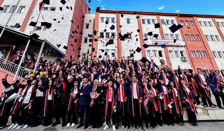15 Temmuz Şehitler Anadolu Lisesi’nde mezuniyet coşkusu