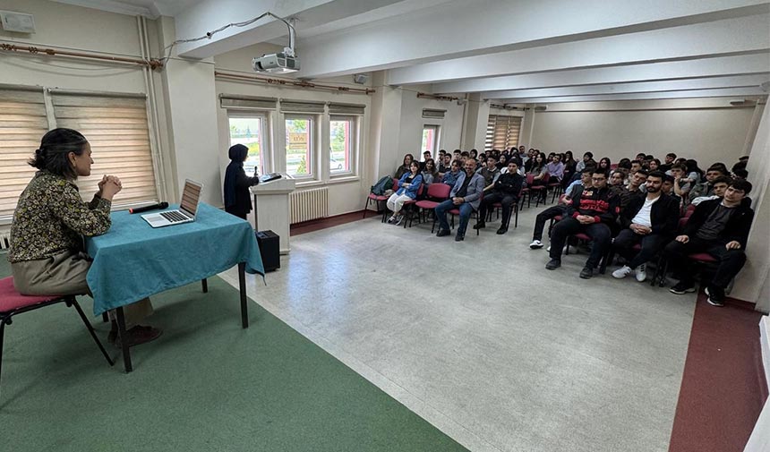 Nevzat Ayaz Sosyal Bilimler Lisesi'nde Disiplinlerarası söyleşi etkinliği düzenlendi