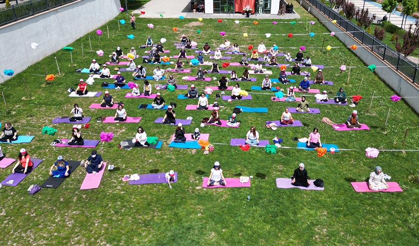 “Anneler Günü Açık Hava Yoga Etkinliği” yoğun ilgi gördü