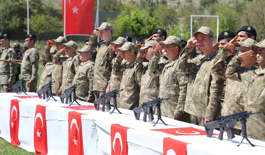 Bir günlüğüne Mehmetçik oldular, gururla yemin ettiler