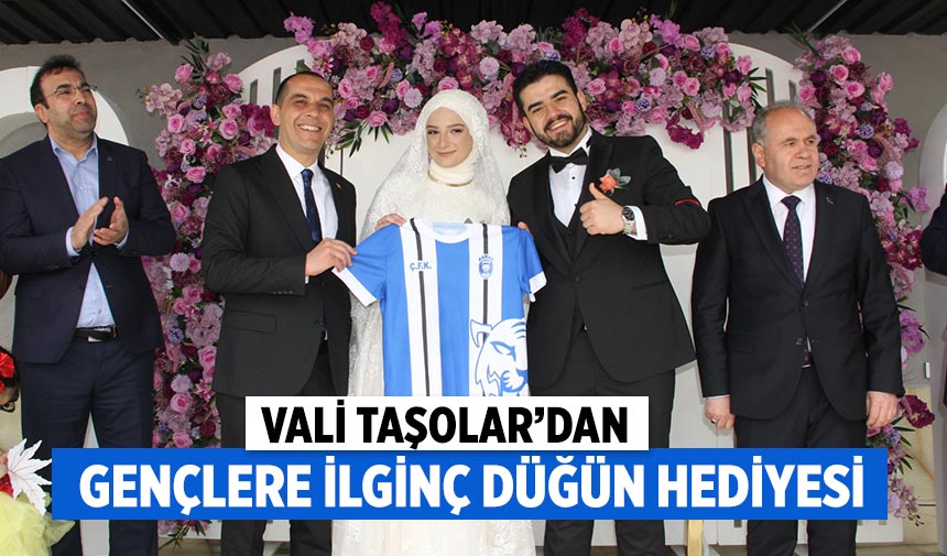 Vali Taşolar'dan gençlere ilginç düğün hediyesi: Çankırı FK forması