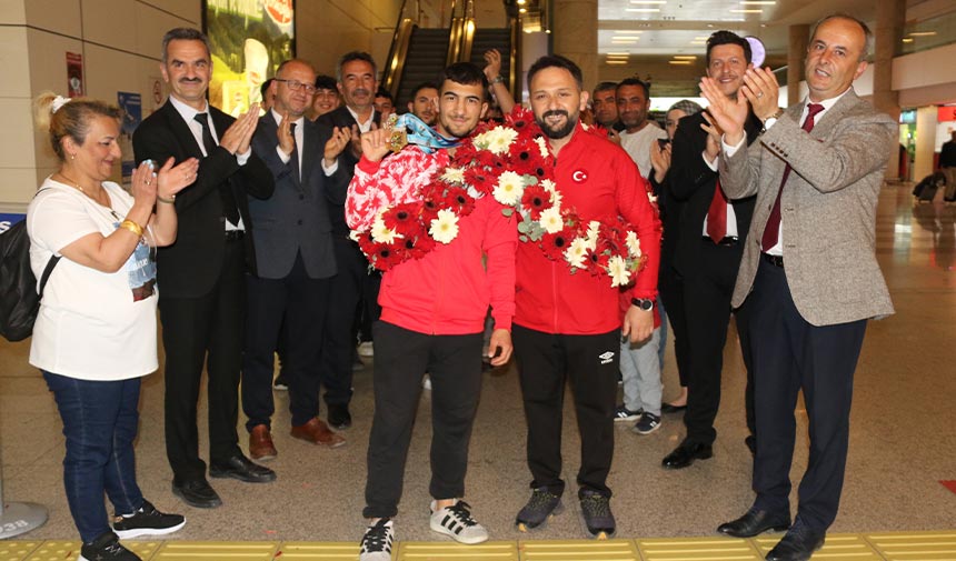 Dünya Şampiyonu Milli Halterci Ramazan Efe Yılmaz, havalimanında karşılandı