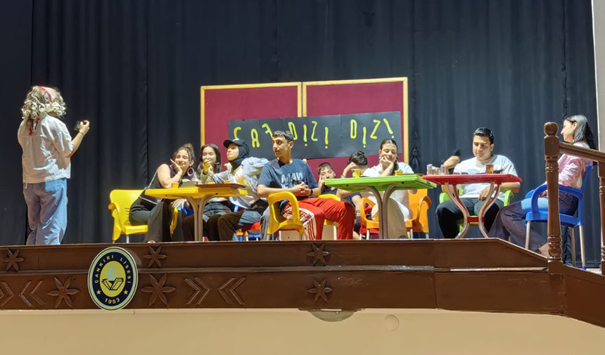 Çankırı Lisesi öğrencileri dijital dünyanın yalnızlığını sahneye taşıdı