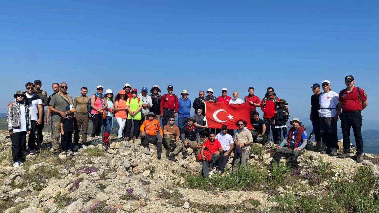 15 Temmuz şehitleri için Ilgaz Dağı'nın zirvesinde Türk bayrağı açtılar