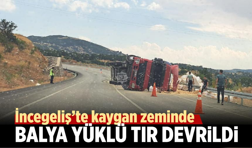 Çankırı’da balya yüklü TIR devrildi