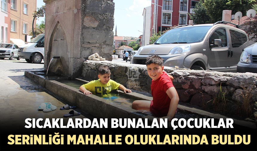 Çankırı'da sıcaklardan bunalan çocuklar serinliği mahalle oluklarında buldu