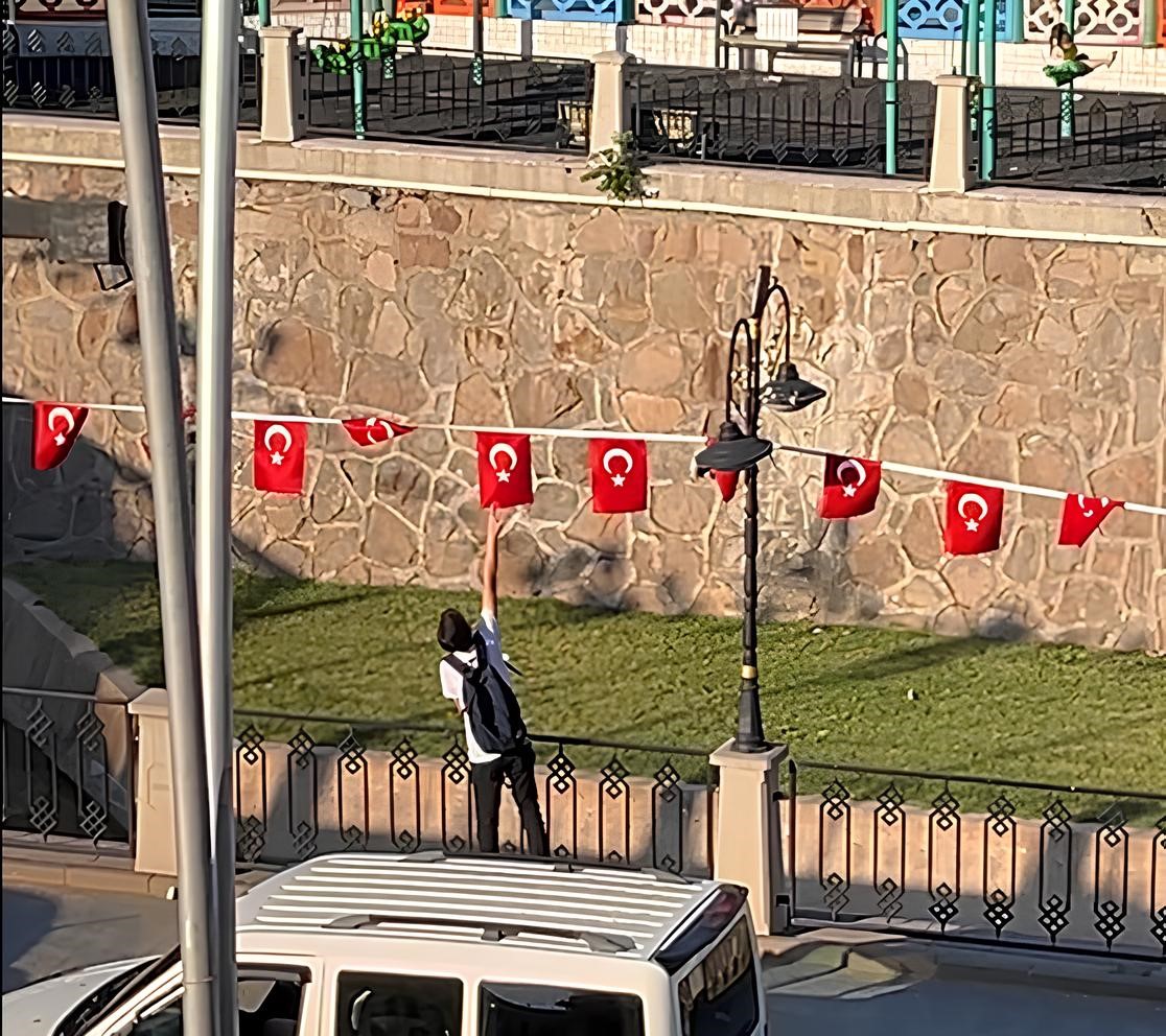 Çocuğun bayrak hassasiyeti kamerada