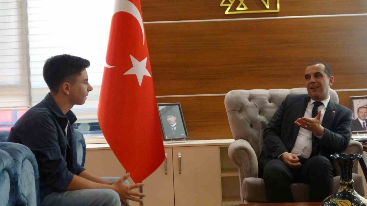 Türk bayrağı hassasiyetiyle yürekleri ısıtan çocuk: "Her gördüğüm bayrağı düzeltiyordum"
