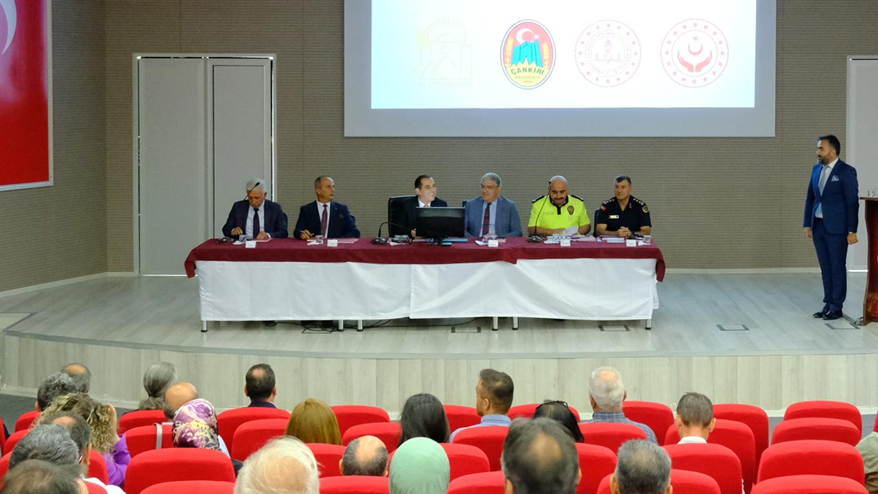 Vali Taşolar’ın başkanlığında okul güvenliği toplantısı gerçekleştirildi