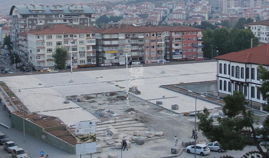 Çankırı Kent Meydanı’nda peyzaj ve düzenleme çalışmaları sürüyor
