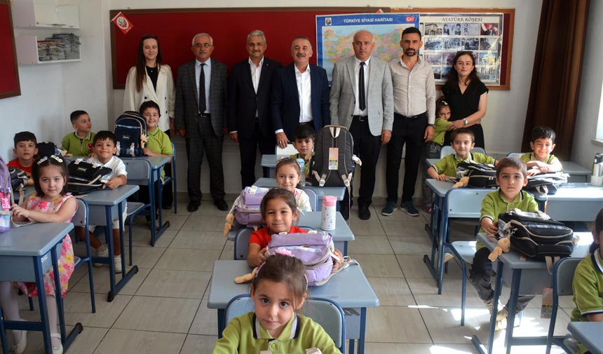 Başkan Öztürk'ten öğrencilere çanta ve kırtasiye hediyesi