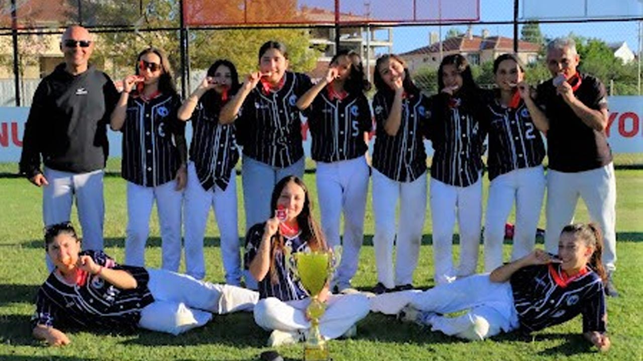 U15 Softbol Türkiye Şampiyonu Şehit Yahya Coşkuner Ortaokulu