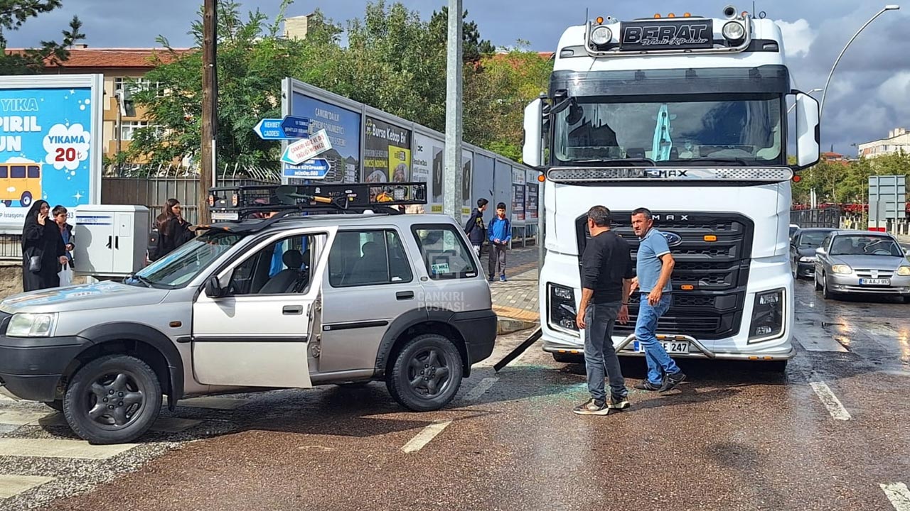 Çankırı’nın en yoğun Lise Işıklı Kavşağında maddi hasarlı kaza