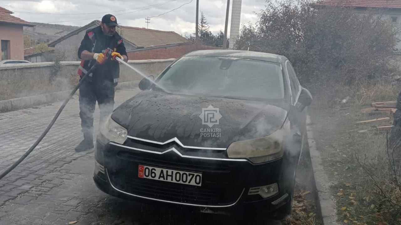 Çankırı’da park halindeki otomobil yangından son anda kurtarıldı