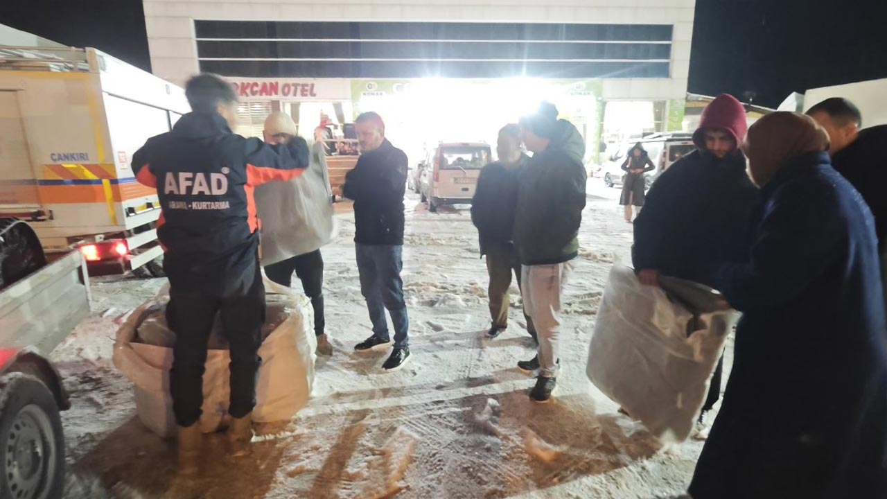 Açankırıafad Vekizilay Yolda Kalan Vatandaslari Yanliz Birakmadi