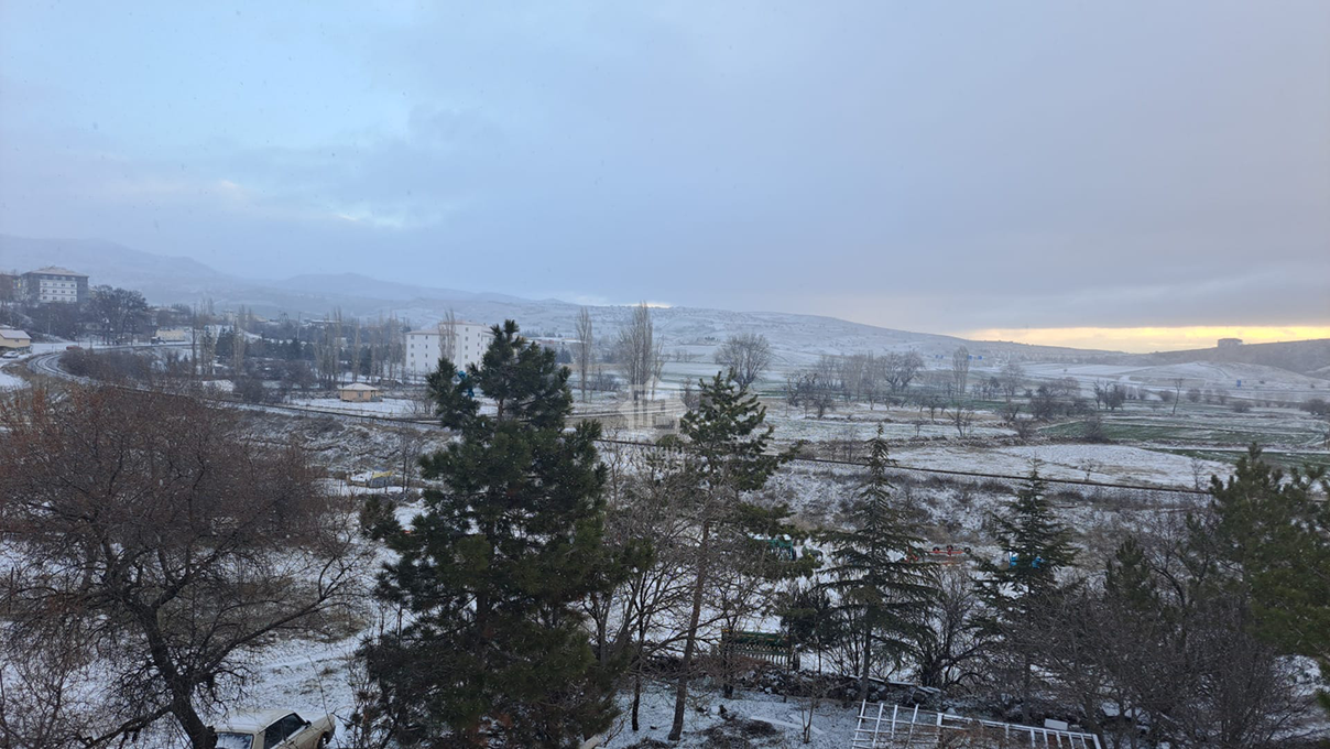 Kursunlu Güne Karla Uyandi