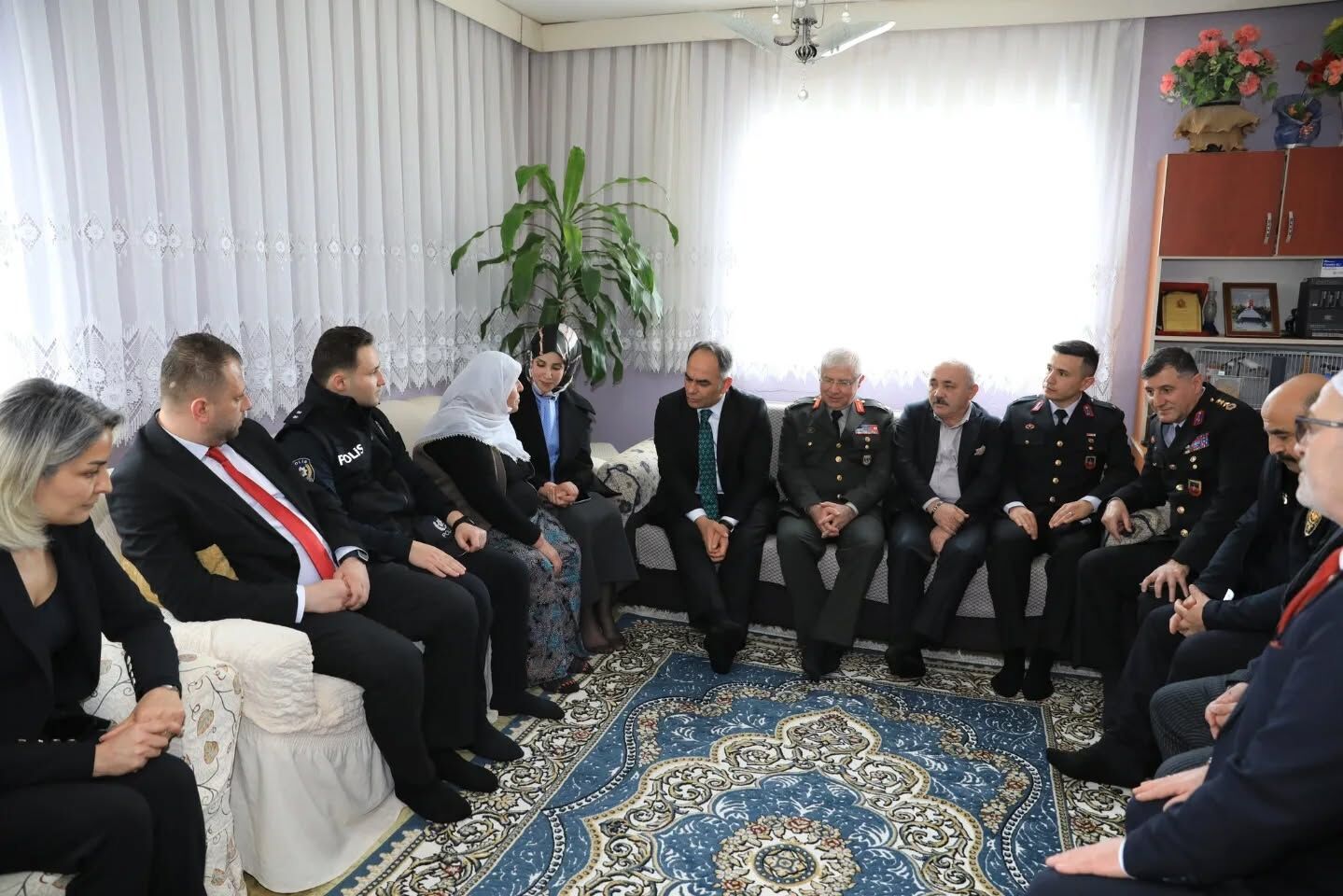 654683703 18353091730238571 6406090465377981465 N