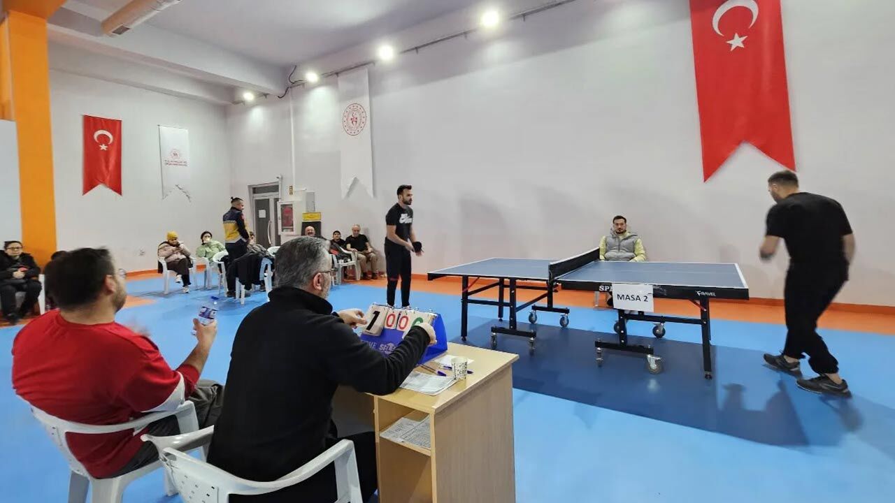 Saglik Calisanlari Tip Bayrami Icin Raket Salladi