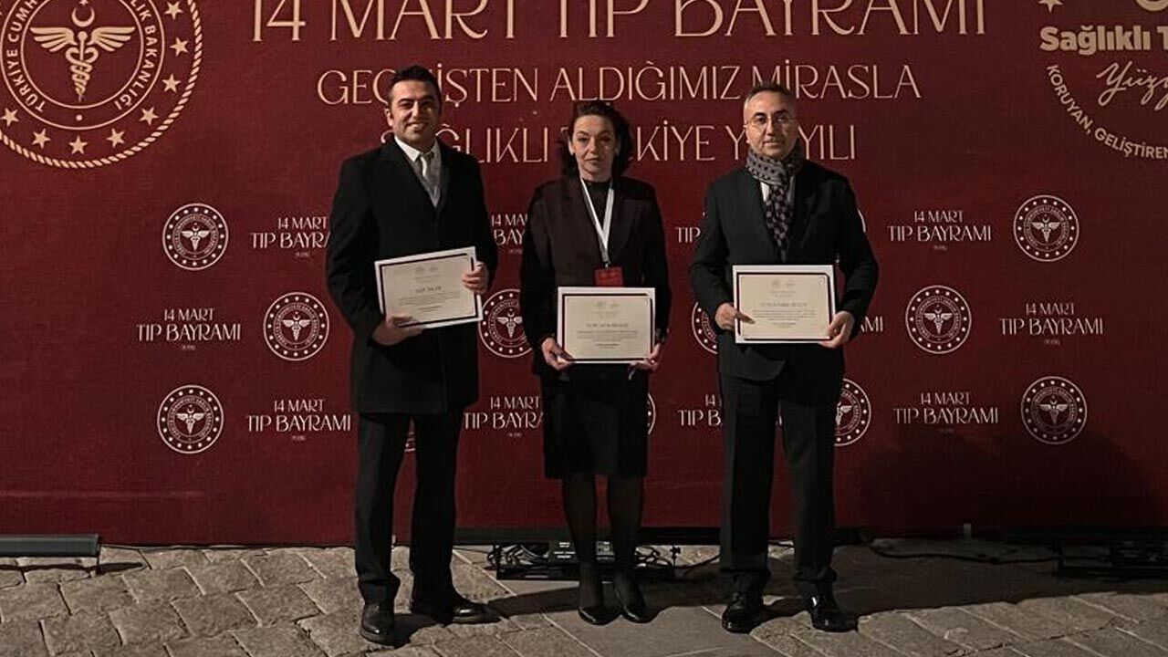 Yilin Doktoru Ve Hemsiresi Ödüllerin Aldi