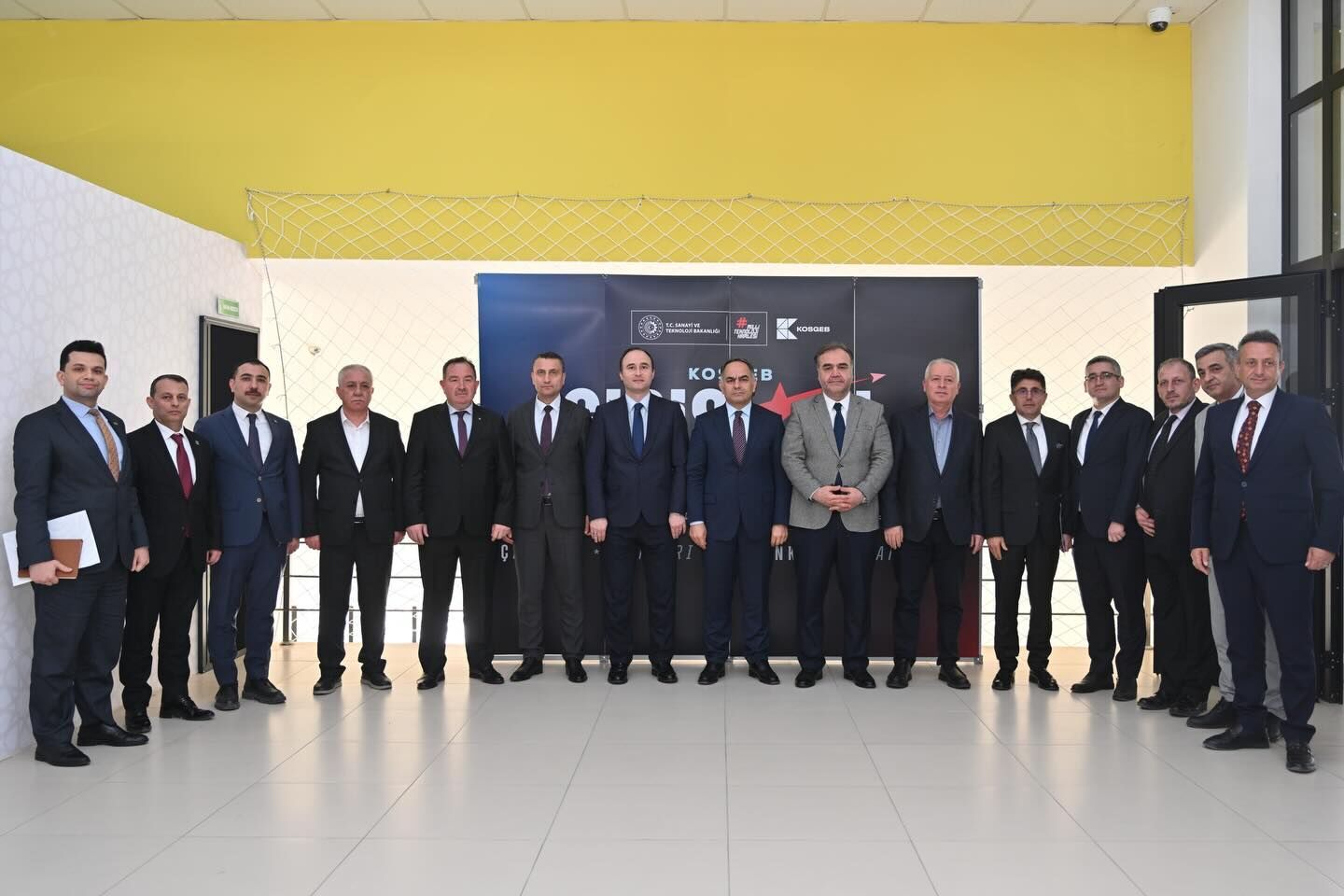 662432385 18394863499146186 70992351666038421 N