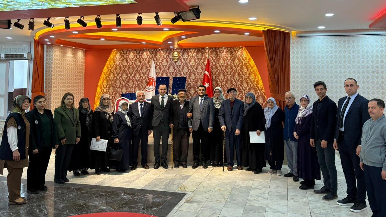 Bir Yastikta 50 Yil Geciren Ciftlere Anlamli Kutlama1