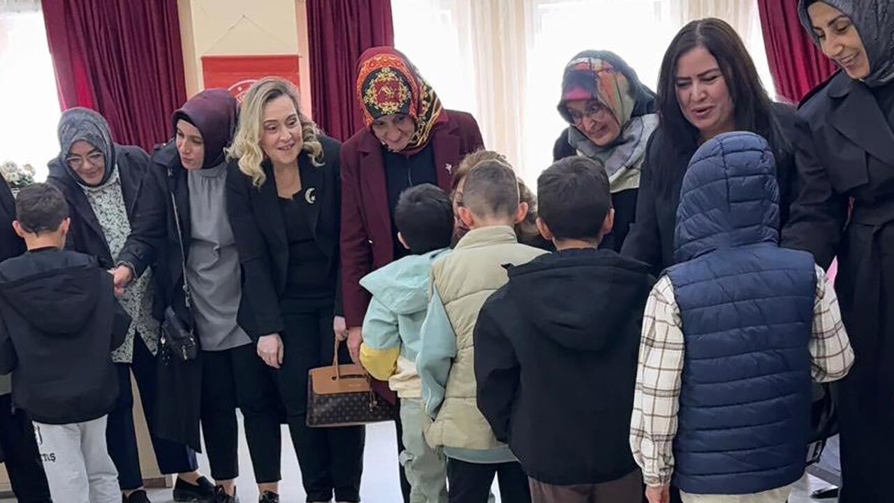 M H P H E Y E T İ N D E N 23 N İ S A N D A Y Ü Z L E R İ G Ü L D Ü R E N Z İ Y A R E