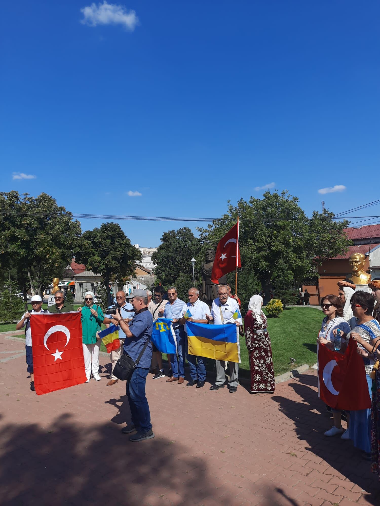 Atatürk Ve Türk Tatar Şair Mehmet Niyazi’nin Büstlerinin Önünde Anma Töreni