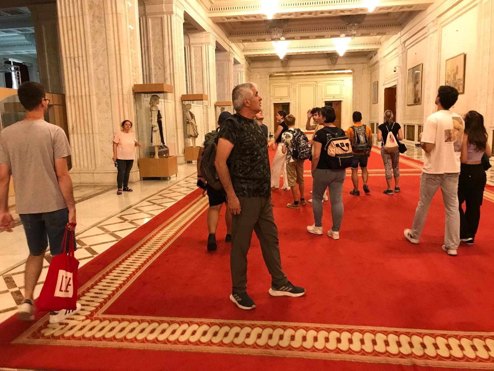 Bükreş Parlamento Binasını Gezerken