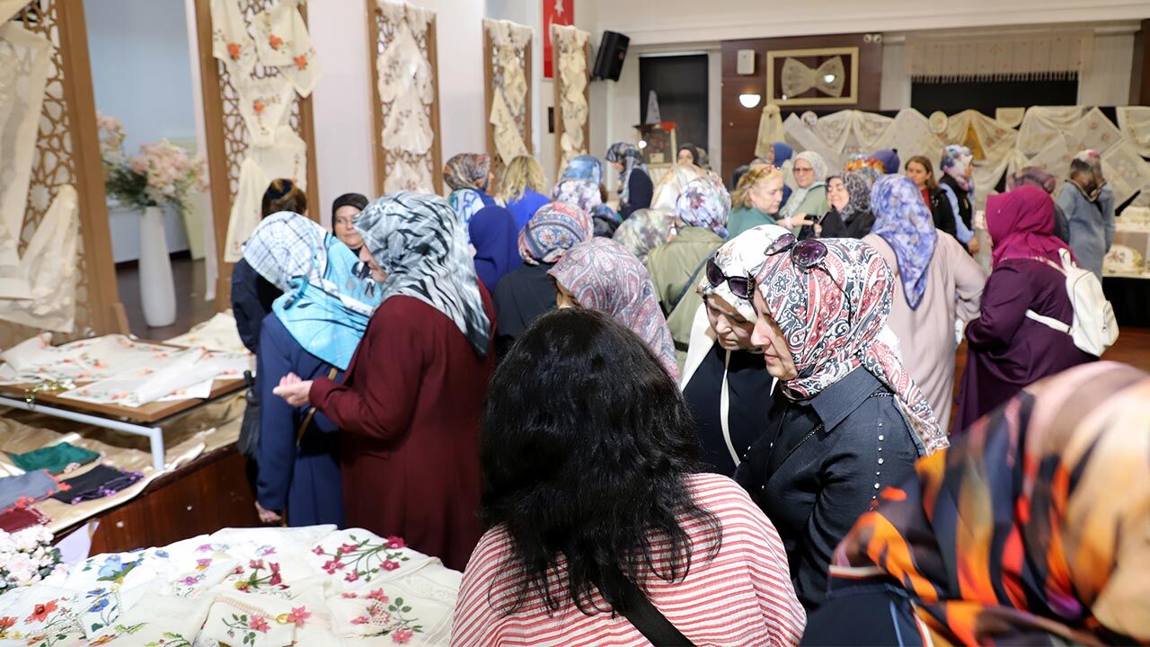 Kadin Emegi Sergisi Kapilarini Acti1