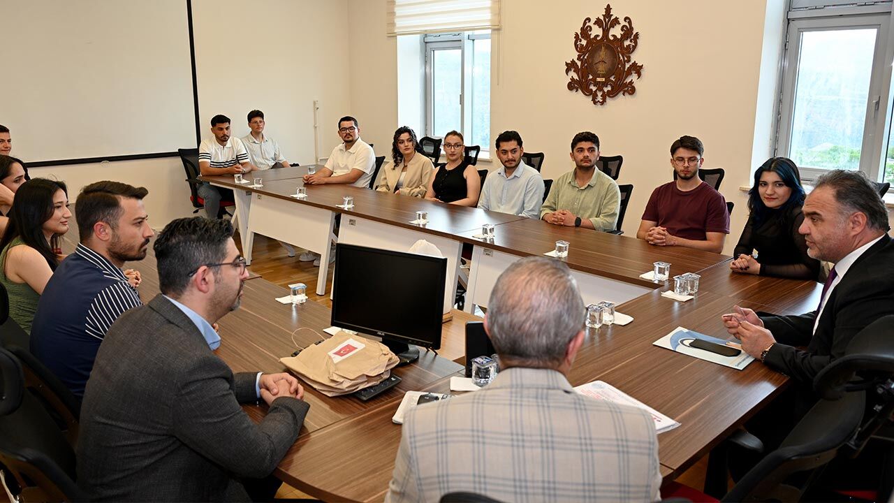 Cakü Folklor Ekibi Rektör Ziyaret1