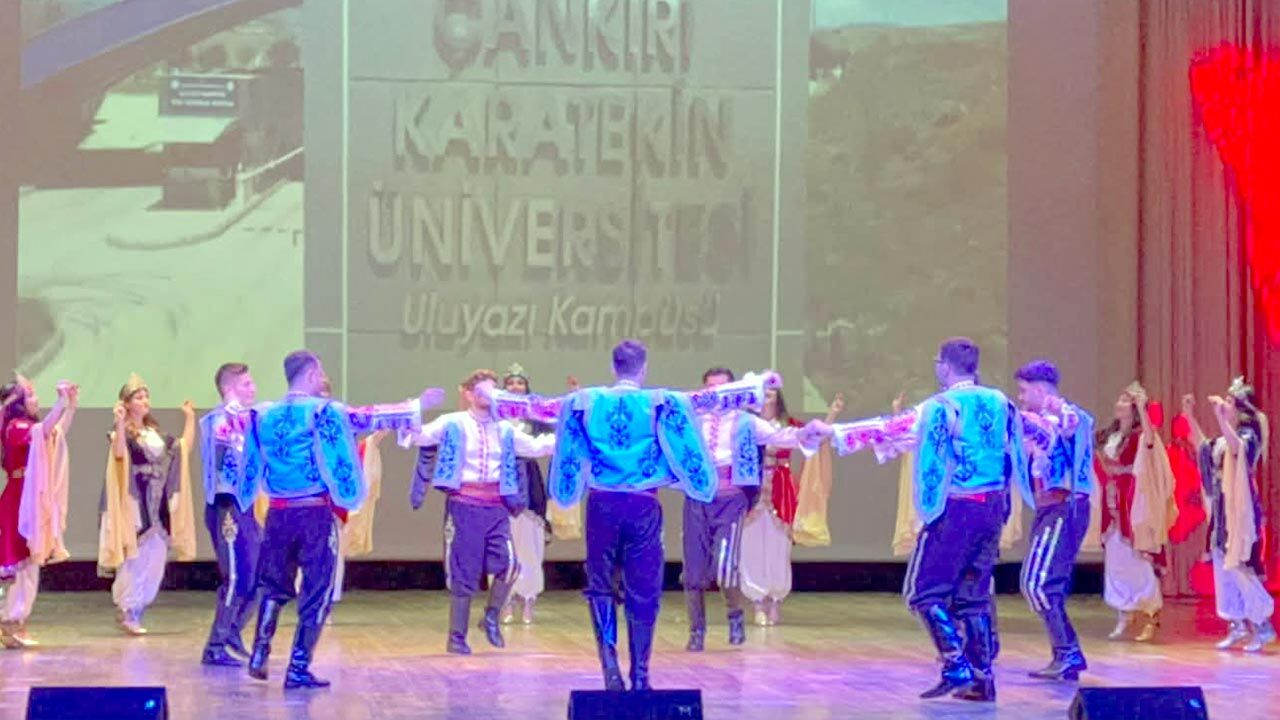 Cakü Anaolu Kültürünü Baküde Sahneye Tasidi