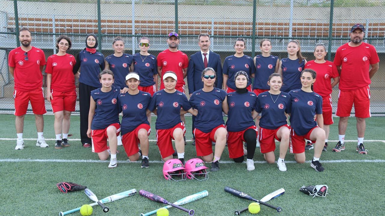 Softbol Millitakimi Calismalarini Sürdürüyor1