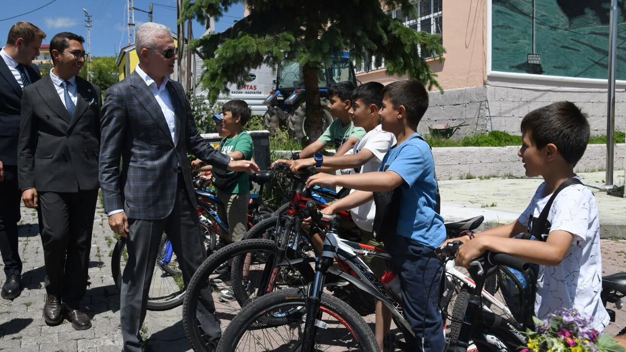 Tayt tartışmalarıyla gündeme gelen Ardahan Valisi görevden alındı