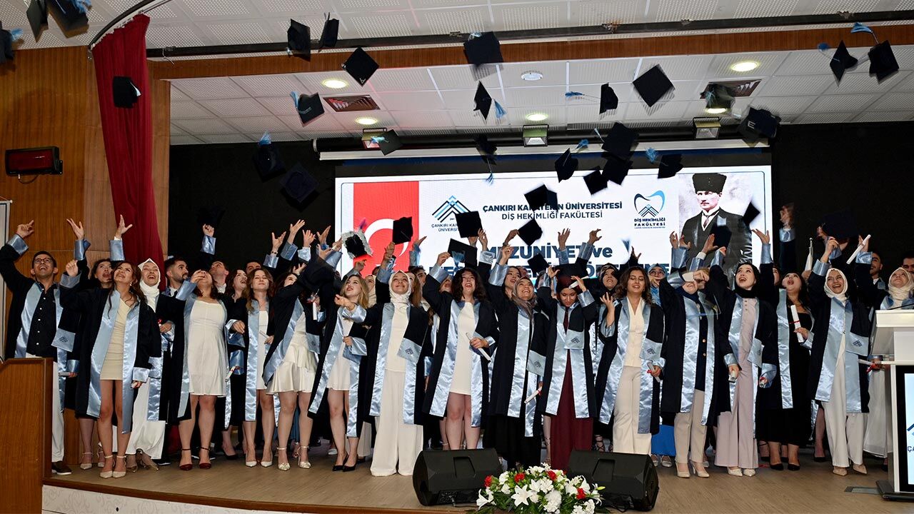 ÇAKÜ'de mezuniyet coşkusu: 58 yeni diş hekimi sağlık ordusuna katıldı